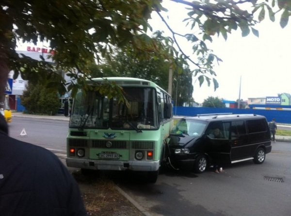 У Луцьку зіткнулись два автобyси. ФОТО