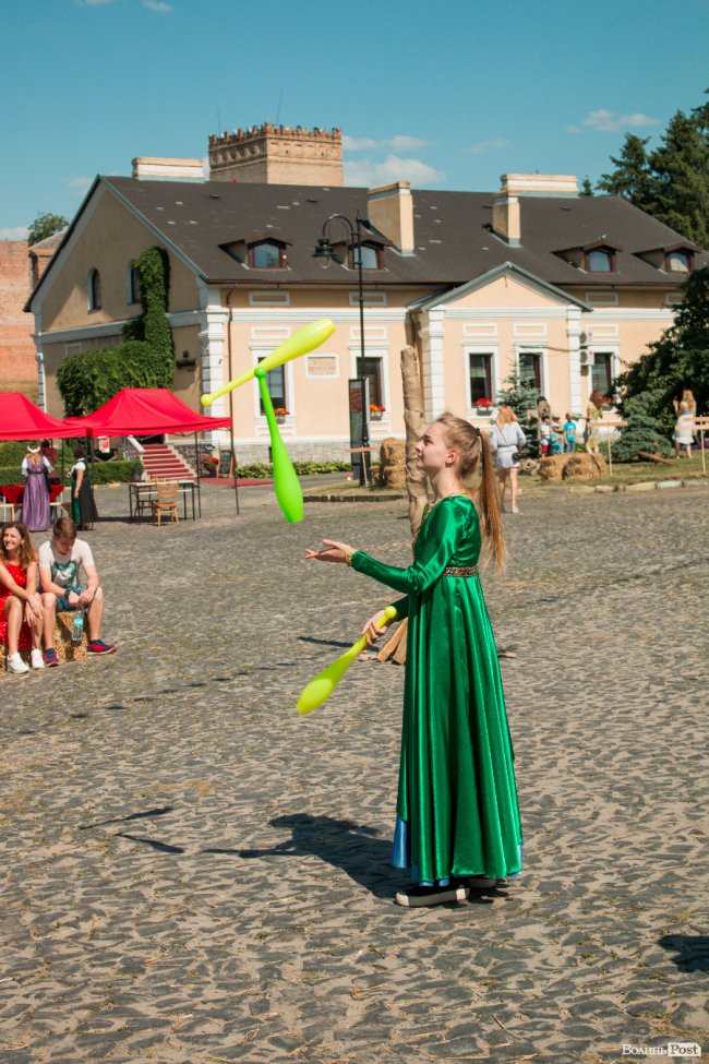 Середньовічні сукні, лицарські обладунки і давні забави: «Князівський бенкет» у Луцьку. ФОТО