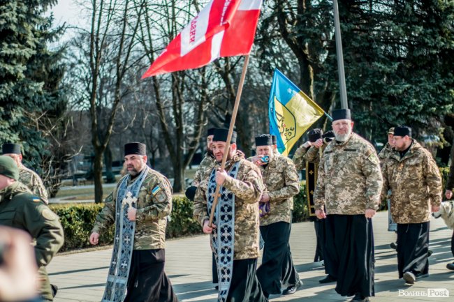 У Луцьку ходою і молитвами вшанували мужність та героїзм добровольців. ФОТО