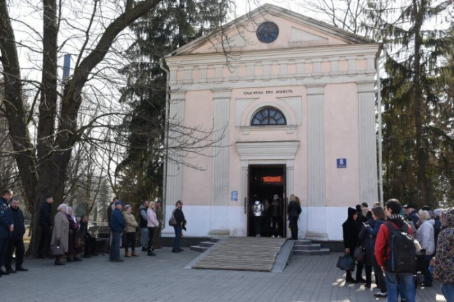 Луцьк попрощався із загиблим під Ірпенем матросом Михайлом Приступою