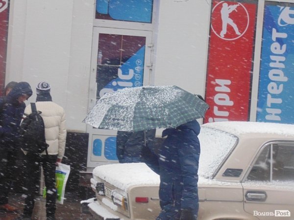 Луцьк засипає снігом. ФОТО