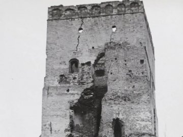 В'їзна вежа Луцького замку до реставрації. РЕТРОФОТО