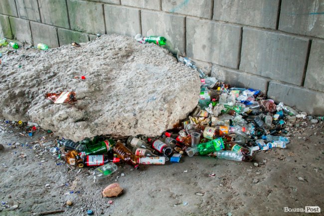 Сумна історія з-під луцького мосту: на березі Стиру «зачаїлися» купи сміття