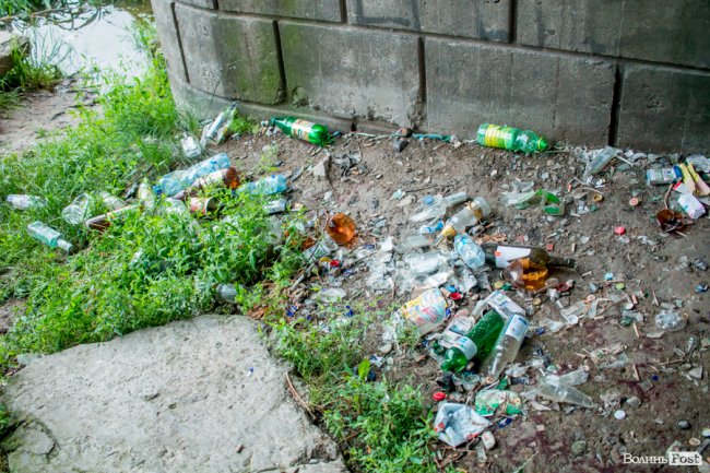 Сумна історія з-під луцького мосту: на березі Стиру «зачаїлися» купи сміття