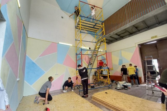 Приїхали за обміном: у Маневичах на Волині молодь з різних регіонів України ремонтувала приміщення. ВІДЕО