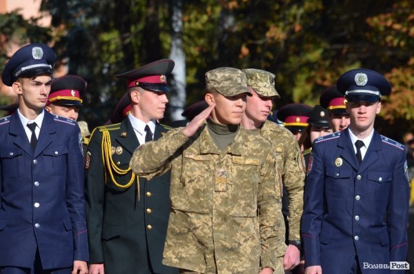 Сотні ліцеїстів склали присягу на головній площі Луцька. ФОТО