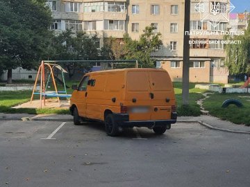 У Луцьку жителі «здали» п'яного водія, який врізався в огорожу на дитмайданчику і втік