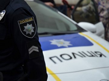 Копав щось у землі: у Луцьку затримали молодого чоловіка з наркотиками