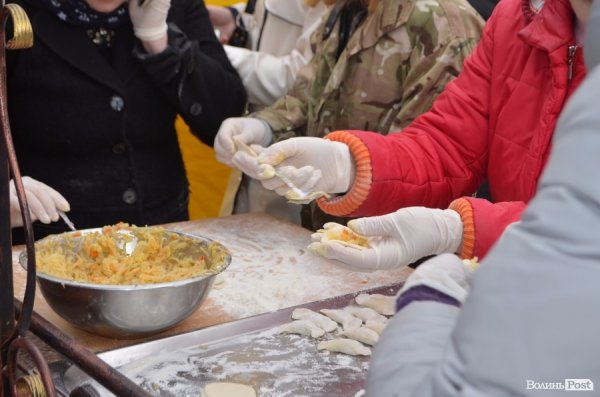 У Луцьку ярмаркували, щоб допомогти добровольцям в АТО.ФОТО