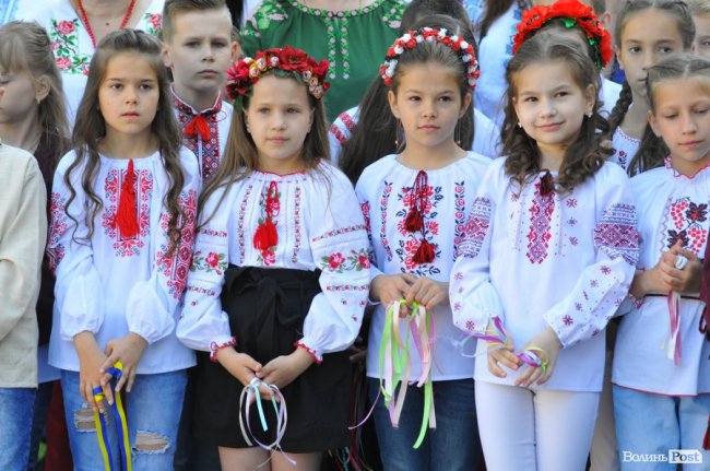 Емоції, квіти, вишиване вбрання: останній дзвоник у луцькій гімназії. ФОТО