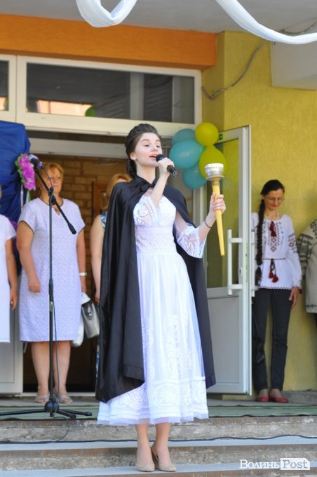 Емоції, квіти, вишиване вбрання: останній дзвоник у луцькій гімназії. ФОТО