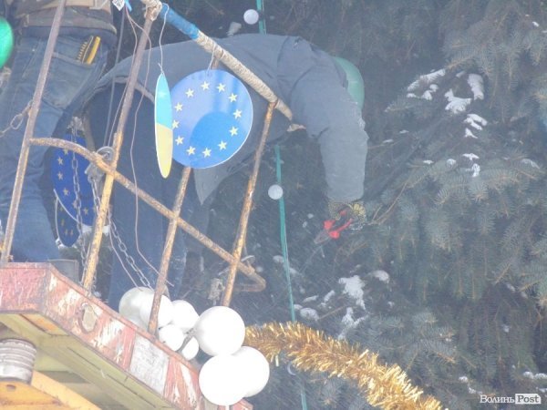 Із головних ялинок Луцька зняли євросимволіку. ФОТО