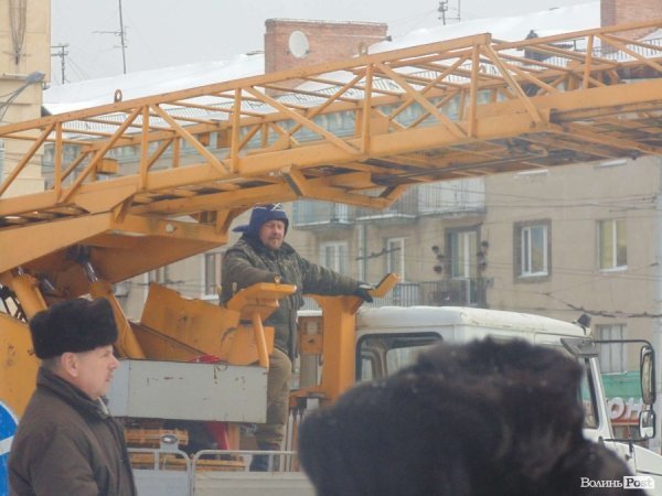 Із головних ялинок Луцька зняли євросимволіку. ФОТО