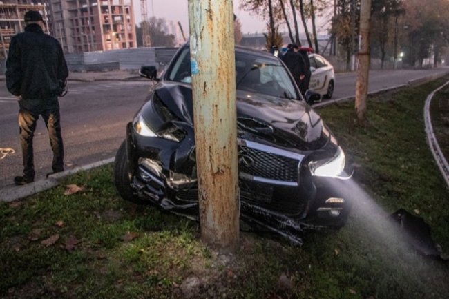 П'яна компанія на автомобілі тікала від патрульних і протаранила стовп. ФОТО