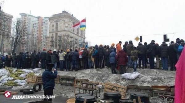 Як тітушки ходили розбирати майданівські барикади. ФОТО