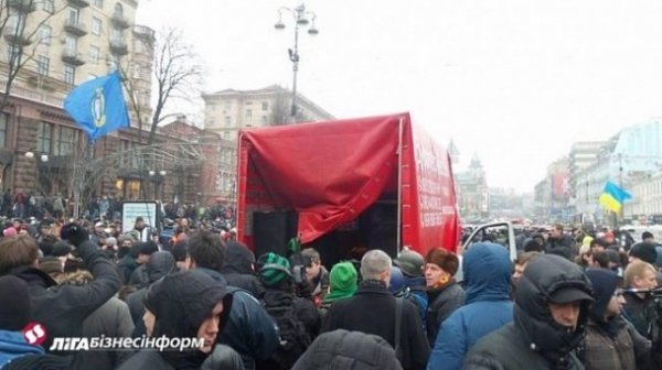 Як тітушки ходили розбирати майданівські барикади. ФОТО