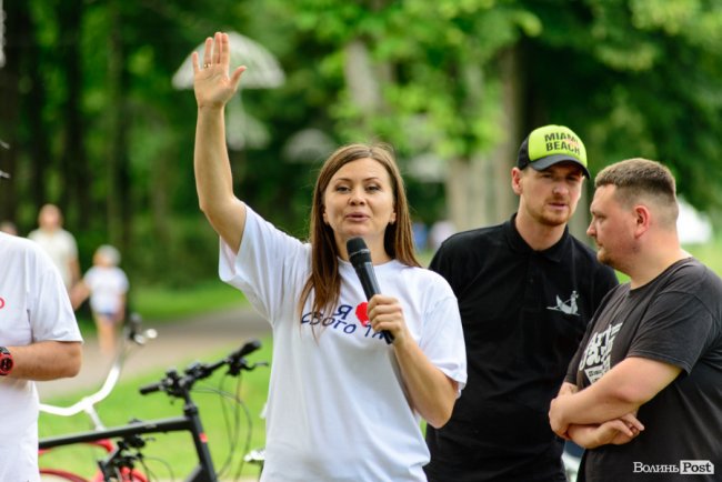 У луцькому парку в День батька влаштували унікальні перегони на човнах. ФОТО