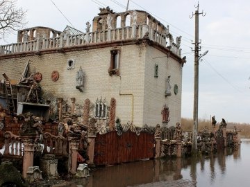 Луцький «будинок з химерами» ‒ у воді. ФОТО