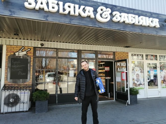 Вручили приз четвертому переможцю акції від компанії «Забіяка» «Купуй сардельки - вигравай IPhone»*