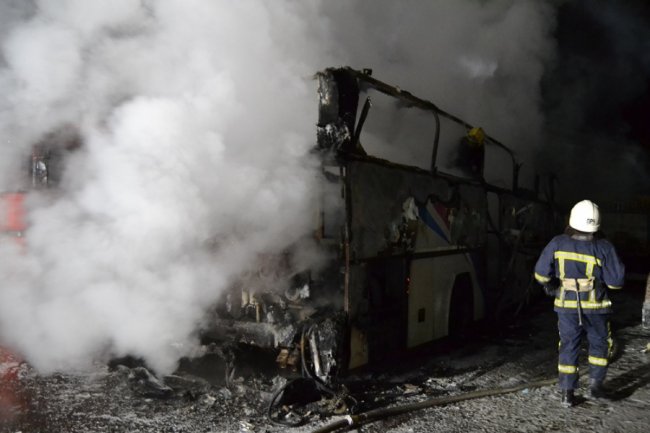 У Рівному вщент згорів 2-поверховий пасажирський автобус. ФОТО