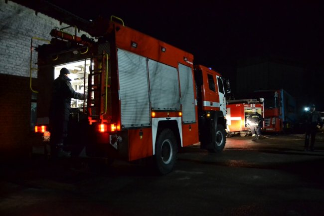 У Рівному вщент згорів 2-поверховий пасажирський автобус. ФОТО