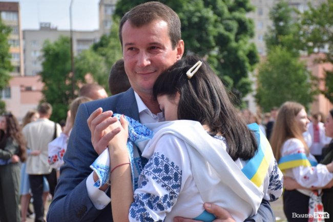 Емоції від драйву до сліз: останній дзвоник у луцькій школі №25. ФОТО