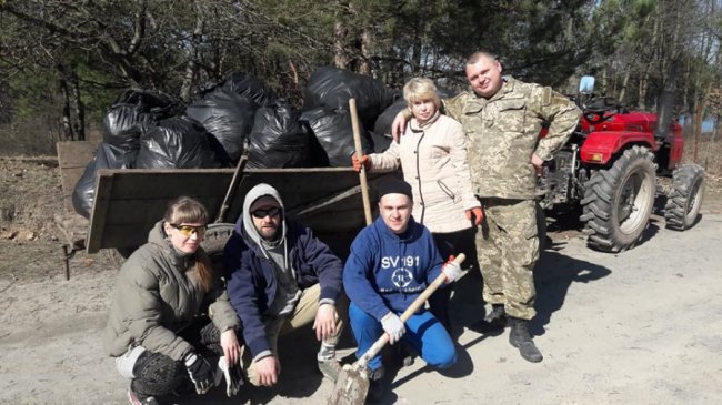 Біля дитячого табору під Луцьком прибрали стихійне сміттєзвалище. ФОТО
