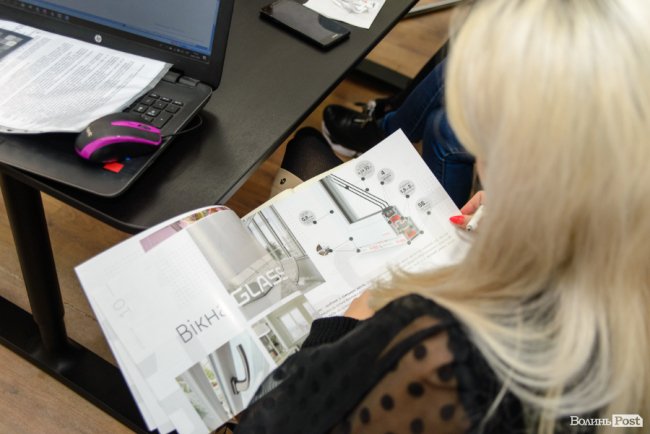 Увага до деталей: як на «Інвесторі» вікна «розбирали». ФОТО