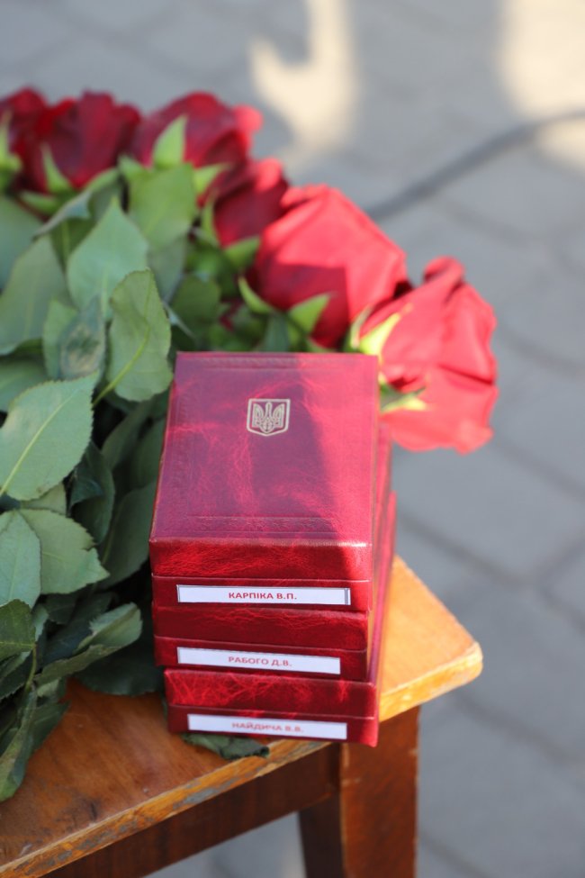 В громаді на Волині родинам полеглих воїнів вручили посмертні ордени «За мужність»