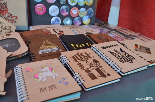 Від і до: які і за скільки сувеніри везуть з «Бандерштату». ФОТО