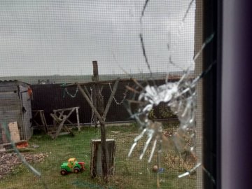 У вікно будинку під Луцьком влучила куля: його мешканка звинувачує військових 