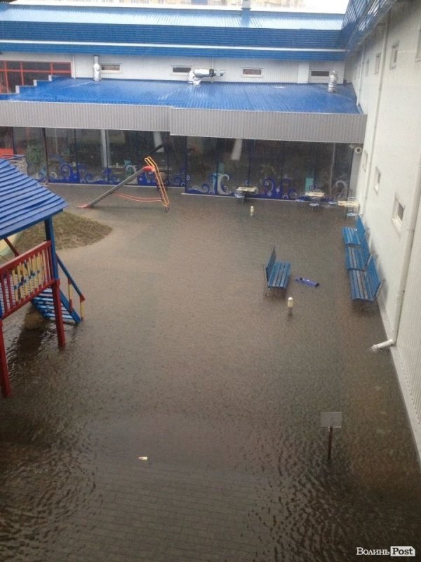 Через зливу у Луцьку люди «застрягли» у туалеті торгового центру, – очевидці. ФОТО