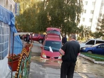 У Львові поліція оштрафувала водія, який застряг у ямі з водою на тротуарі