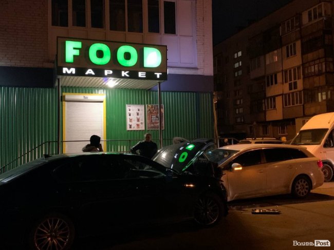 У Луцьку водій «Lexus» в'їхав у припарковані авто. ФОТО 