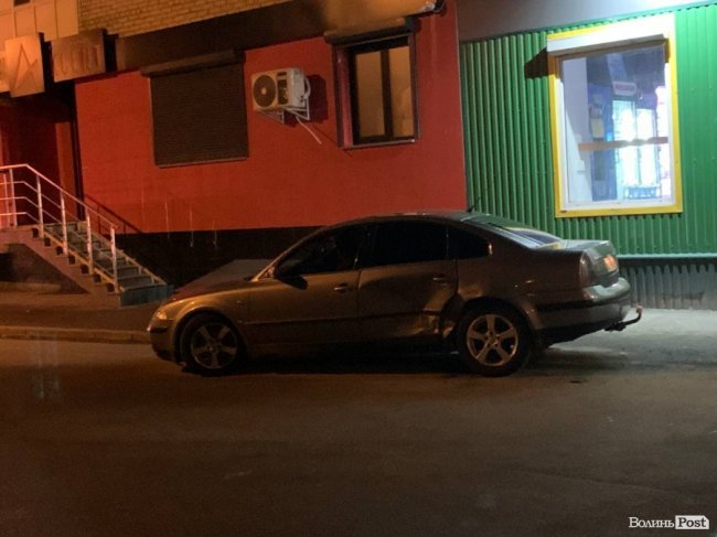 У Луцьку водій «Lexus» в'їхав у припарковані авто. ФОТО 