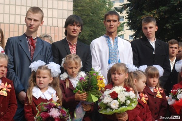 Перший дзвоник у  «найкращій луцькій школі». ФОТО