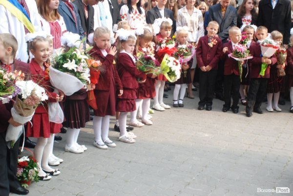 Перший дзвоник у  «найкращій луцькій школі». ФОТО