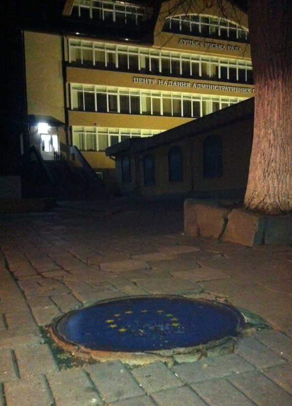 Луцькі люки стали прапорами Європи. ФОТО