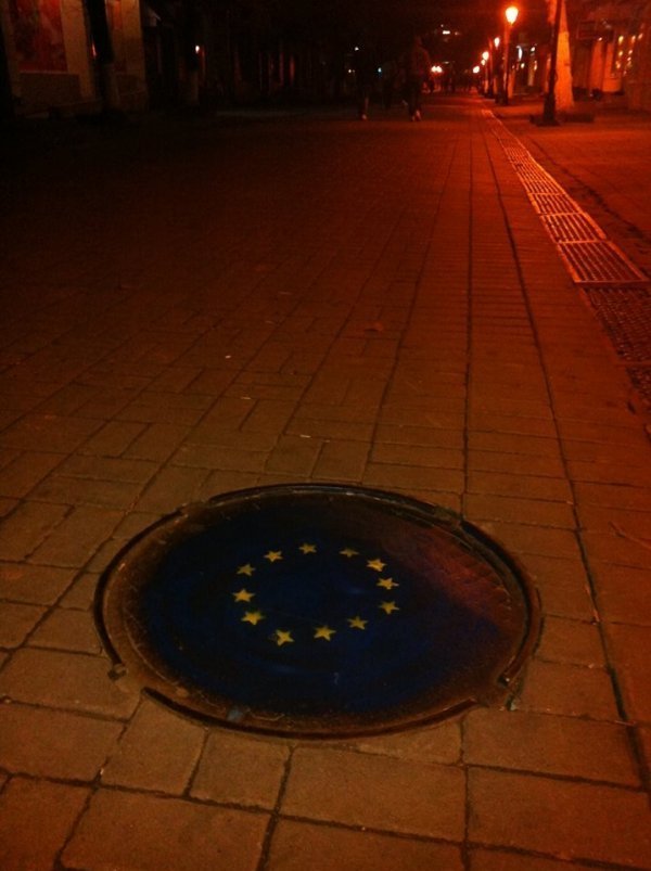 Луцькі люки стали прапорами Європи. ФОТО