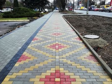 Велодоріжки та LED-освітлення: на одній із луцьких вулиць триває капремонт. ФОТО 