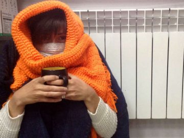 Сплять з грілками та під двома ковдрами: мешканці луцької багатоповерхівки скаржаться на холод у квартирах. ВІДЕО