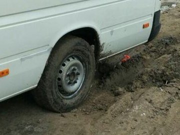 У Луцьку патрульні визволили з пастки автомобіль