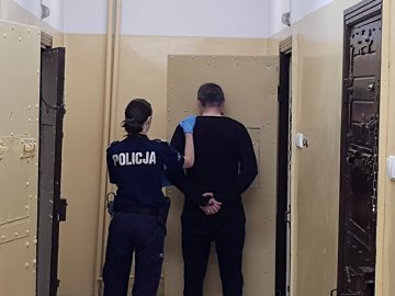 У Польщі затримали агресивного українця, який закидав потяг камінням