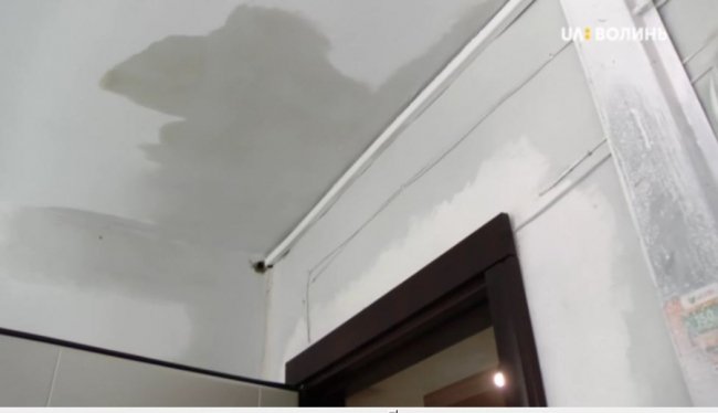 Луцьку багатоповерхівку підтопив дощ. ФОТО