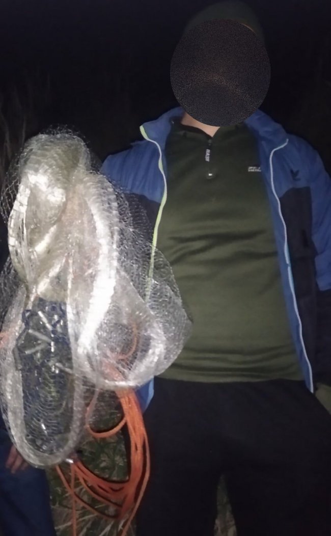 Рибпатруль спіймав «на гарячому» волинянина, який ловив раків сіткою. ФОТО