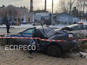 У Києві авто вилетіло на зупинку та протаранило електроопору: загинула людина