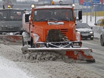 Майже півсотні машин чистять волинські дороги від снігу