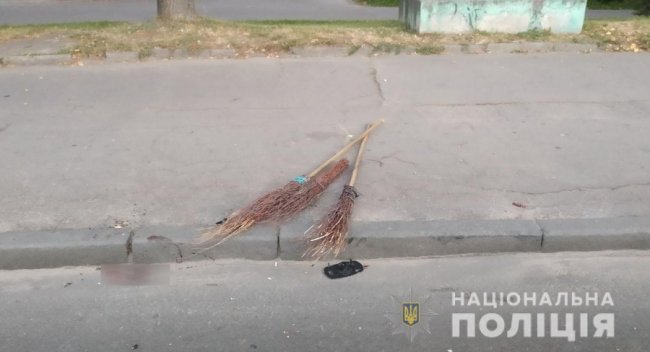 У Рівному авто збило жінку-двірника, яка прибирала дорогу. ФОТО