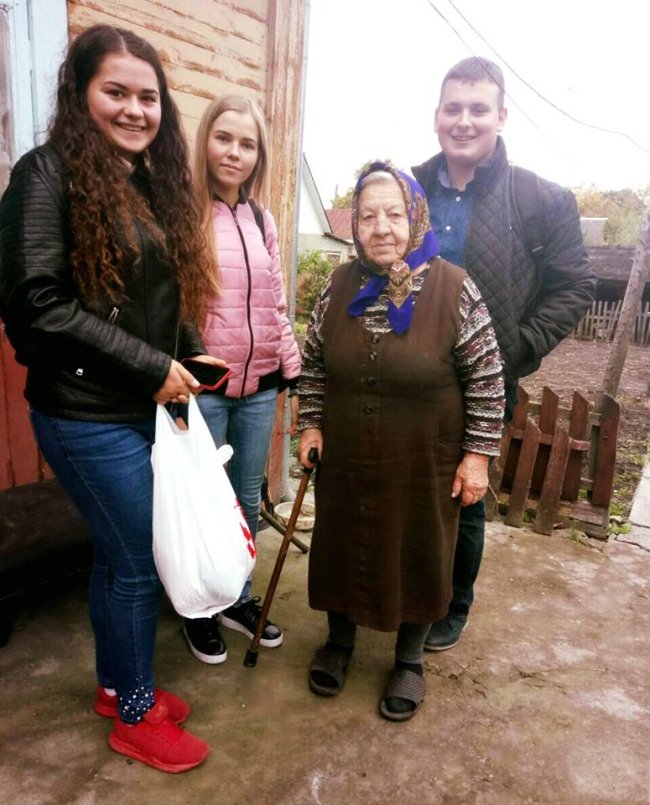 Ковельські студенти роздали одиноким бабусям продуктові набори