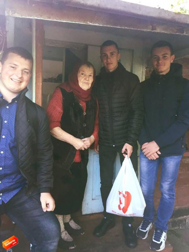 Ковельські студенти роздали одиноким бабусям продуктові набори